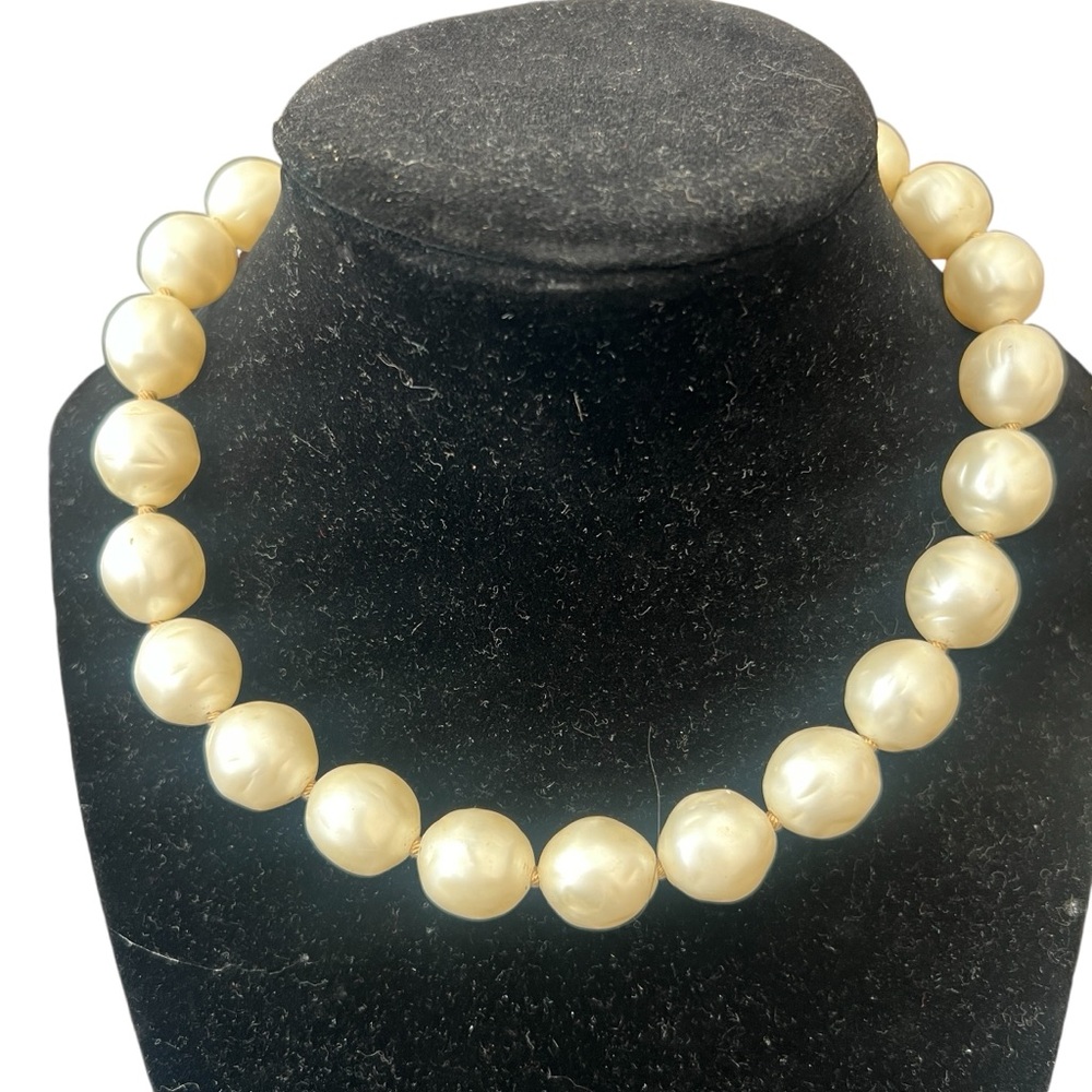 TRIFARI VINTAGE FAUX PEARL NECKLACE GREAT VINTAGE CONDITION